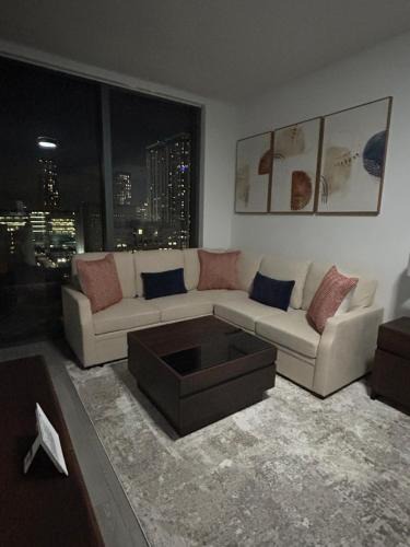 Miami-Brickell with Skyline views Luxury High Rise 2BR-2BATH - walking distance to KASEYA - HEAT ARENA - BAYSIDE - PORT OF MIAMI CRUISE SHIPS