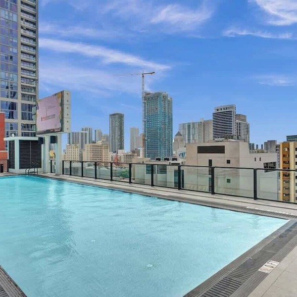 Miami Studio w/Rooftop Pool Access