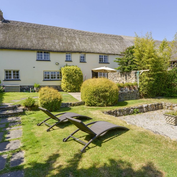 MICHAELMAS COTTAGE, pet friendly, with a garden in Drewsteignton