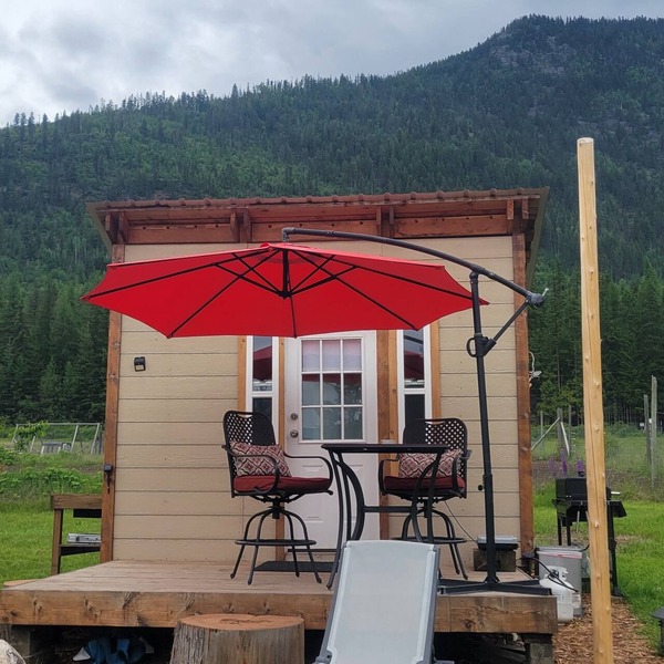 Micro cabin with stunning mountain views, close to Arrow lake/pet friendly!