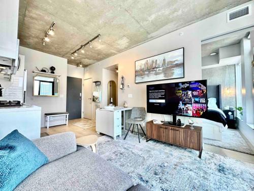 MicroNest - Modern Overlooking Downtown Parking