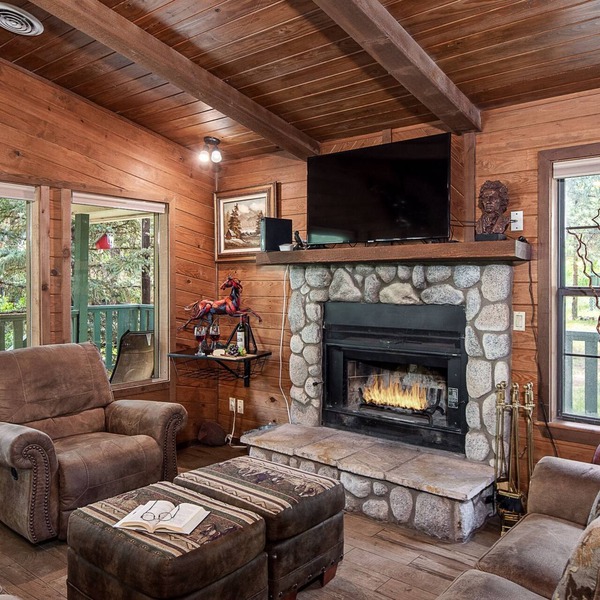 Midtown Riverfront Complex | Hot Tubs, Fireplace!