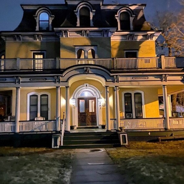 Mini Mansion rental suite, close to public transportation, train/buses