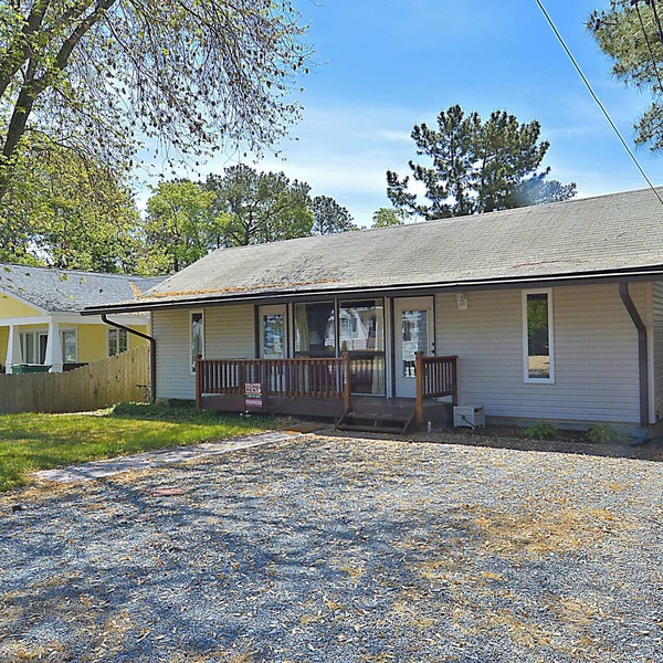 MINI-WEEKS AVAILABLE! REHOBOTH BY THE SEA/LINENS INCLUDED! 1.5 BLOCKS TO BEACH/WIFI/GRILL/WASHER&DRYER This 3 BR, 2 BA cottage is nestled in popular Rehoboth by the Sea.