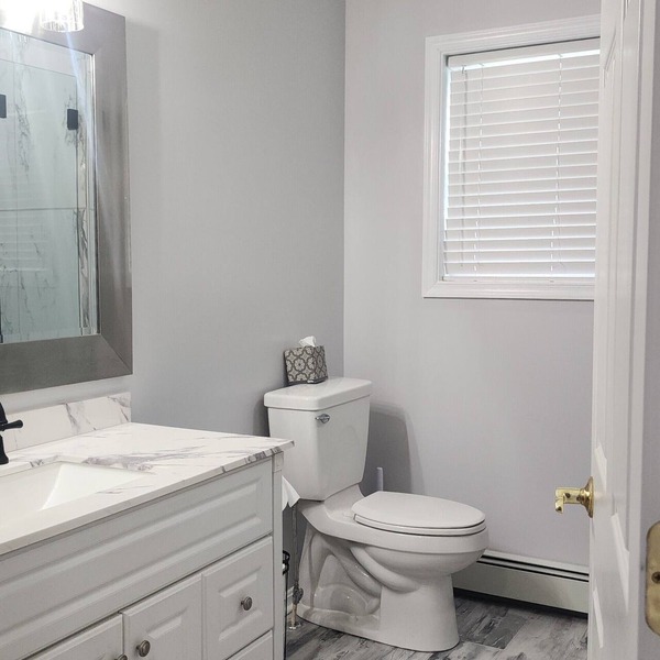 Modern 1 Bedroom Apartment with backyard and deck access.