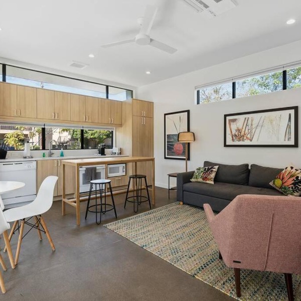 Modern 1-bedroom Apartment - 80 Walkscore!