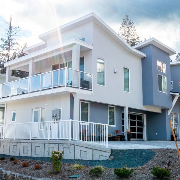 Modern 1-bedroom self contained suite w/Full Kitchen and Air Conditioning