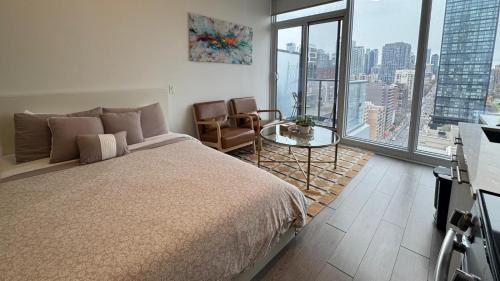 Modern 1BR Downtown Toronto - Steps to Eaton Centre & Yonge-Dundas Square