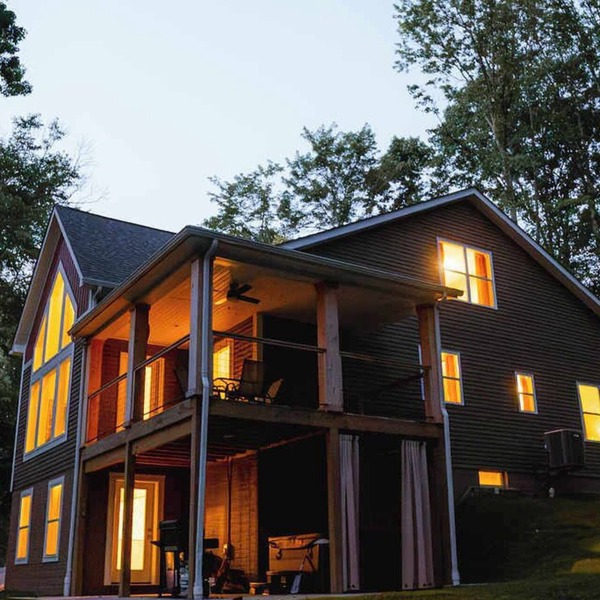 Modern 2 BD Cabin With hot tub & Games & Central Loc