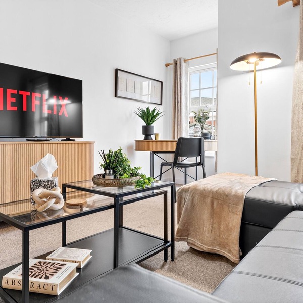 Modern 2-Bed Flat with Flexible Beds
