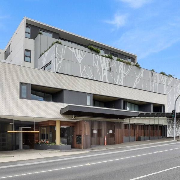 Modern 2-Bed Ivanhoe unit with Parking