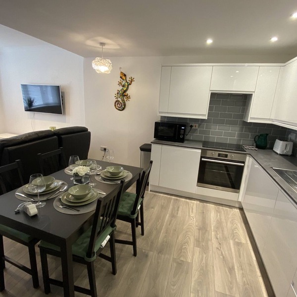 Modern 2 bedroom apartment with car parking