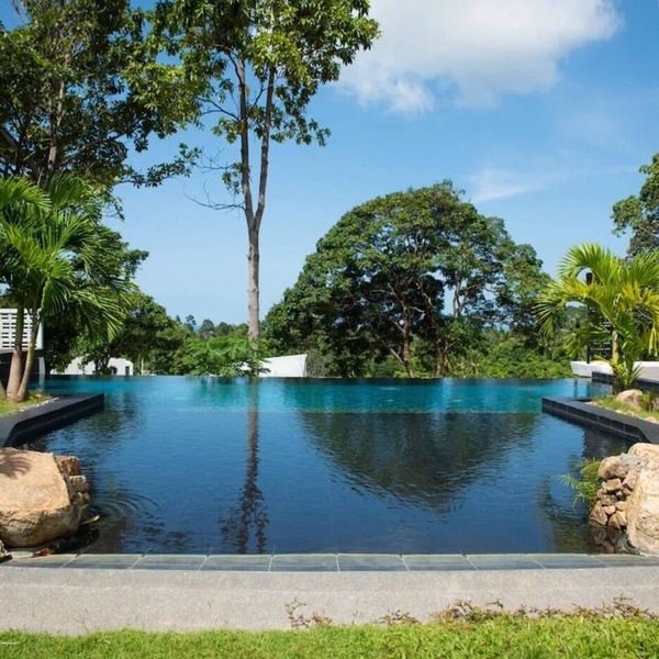 Modern 2-bedroom apartment with stunning sea views, pool, and bar