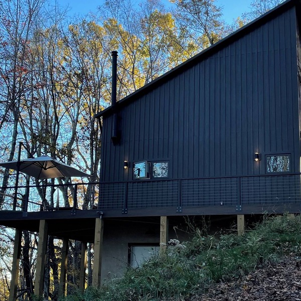 Modern 2-bedroom mountain house in brilliant Lansing