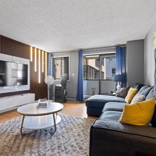 Modern 2 bedroom next to Stampede, 17th w Parking