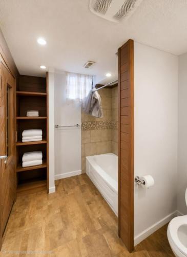 Modern 2-Bedroom Suite, 3-Min Walk to C-Train & Shopping