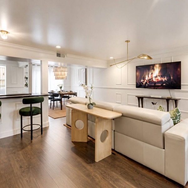 Modern 2BR/2BA luxury condo in central Dallas with a private patio, stylish interiors, and access to an award-winning courtyard featuring a resort-style pool, hot tub, dry sauna, and cold plunge. Perfect for business trips, leisure, or extended stays
