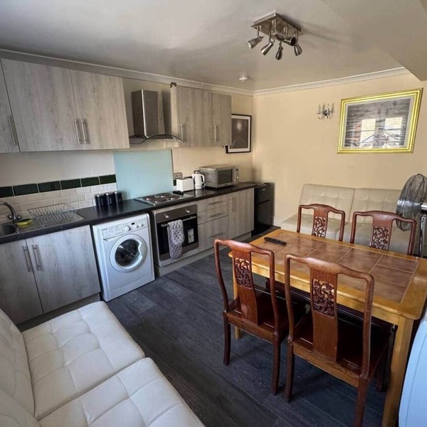 Modern 2BR Apartment | Central Melksham Location