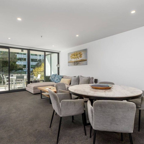 Modern 2BR APT in Highgate Executive Apartment