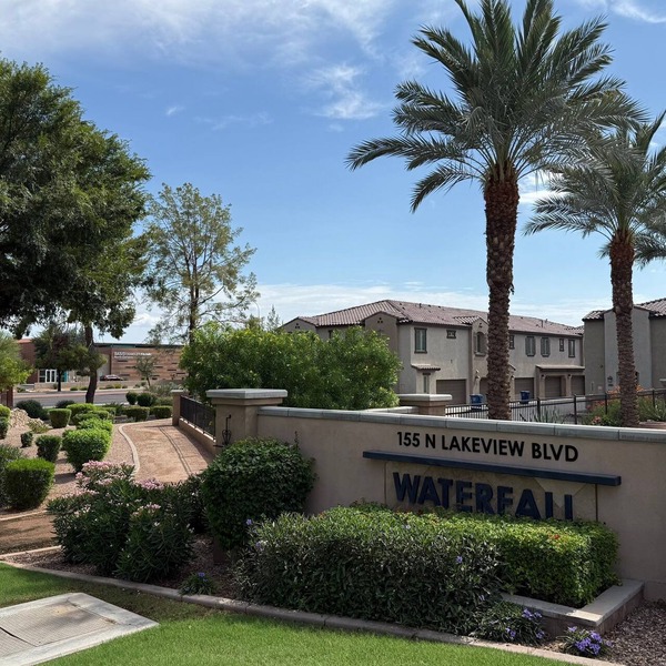Modern 2BR Condo with Pool, Wi-Fi & Parking near Downtown Chandler