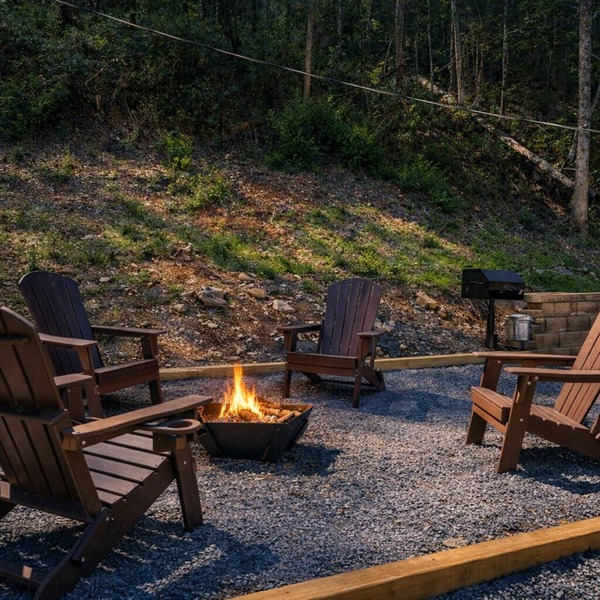 Modern 2BR Creekside Cottage, Minutes to Pigeon Forge, No steep roads