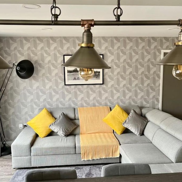 Modern 2BR Flat in Sale - Peaceful Stay in M33 - Great Transport Links
