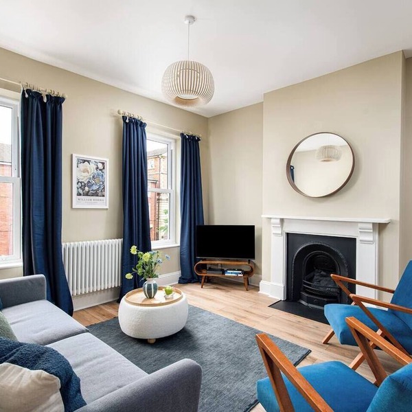 Modern 2BR Flat | Walk to Clifton | Free Parking