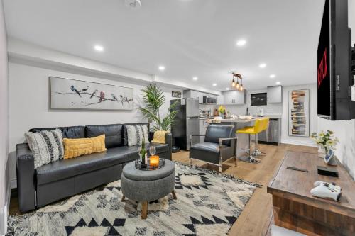 Modern 2BR on Queensway, Kitchen, Parking, 20 Mins from CNT and YYZ