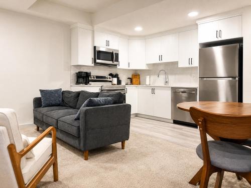 Modern 2BR Private Suite in SW Calgary