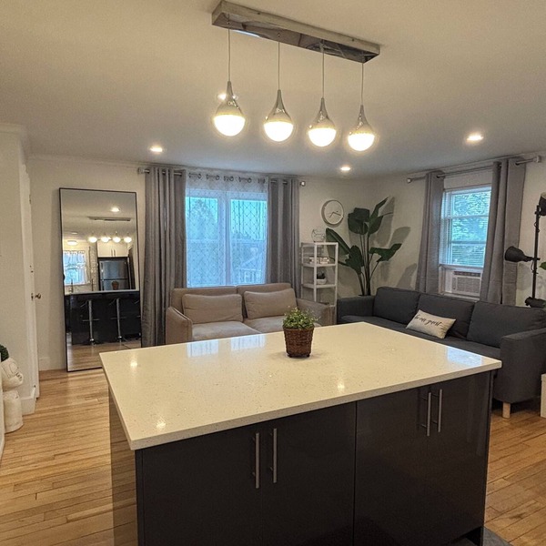 Modern 3 Bd Oasis, Convenient city living w/parking