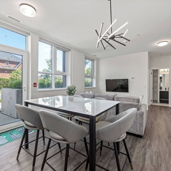 Modern 3-Bedroom Duplex Suite Complimentary Parking