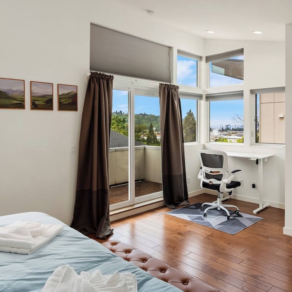 Modern 3BR/2BA Seattle Home: Spacious, Family-Friendly & Parking Included
