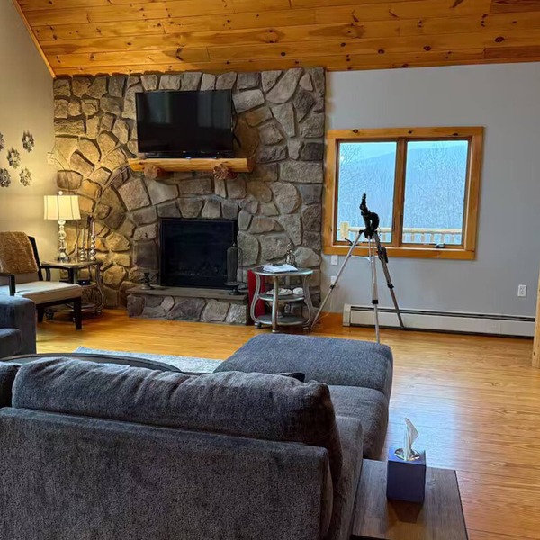 Modern 3BR/4BA Windham chalet w/hot tub, views & mins to ski, bars, dining!
