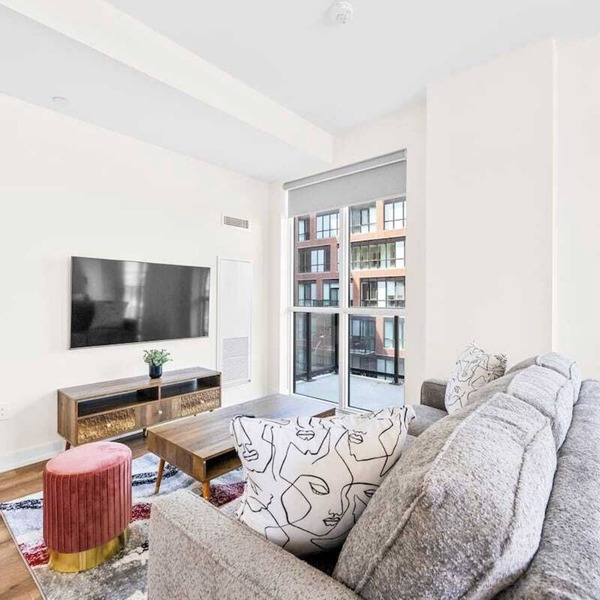 Modern 3BR+Den Balcony Near High Park