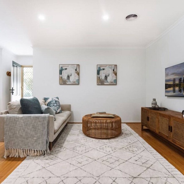 Modern 3BR with Courtyard in Lyons