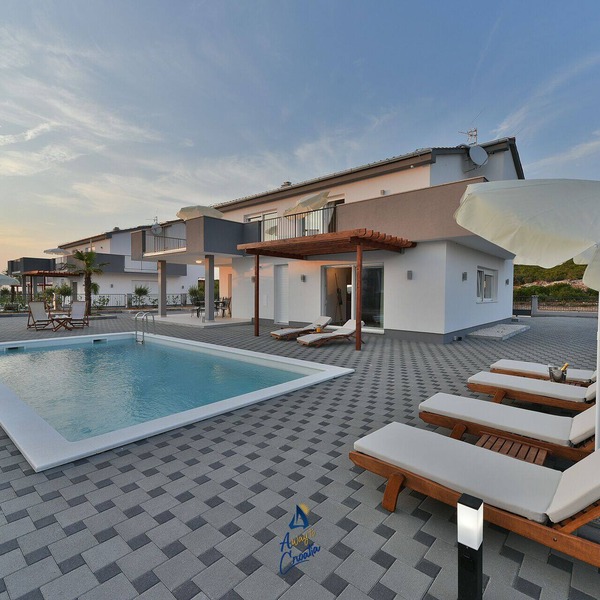 Modern 4 BD villa with heated pool for up to 8 guests