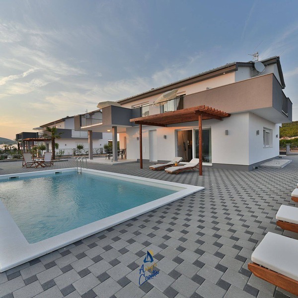Modern 4 BD villa with heated pool for up to 8 guests near Zadar