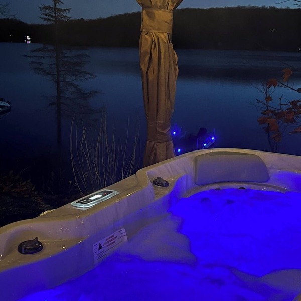 Modern 4BR Lakefront Cottage w/Hot Tub & Dock