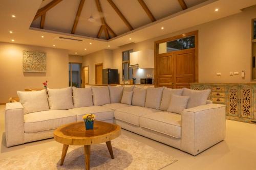 Modern 4BR Pool Villa Ideal Group Getaway V139
