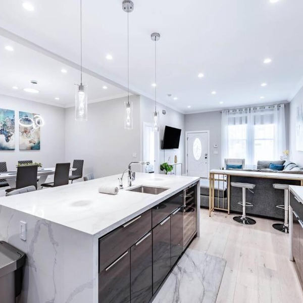 Modern 4BR Upper Unit Private Rooftop 30 Days