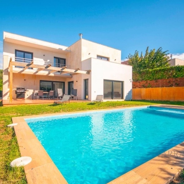 Modern 5-bedroom villa near golf and beach in Costa Dorada
