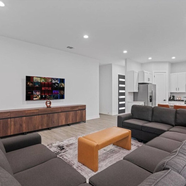 Modern 5BR Austin Home Walking Distance to SXSW Bars and Downtown Hotspots