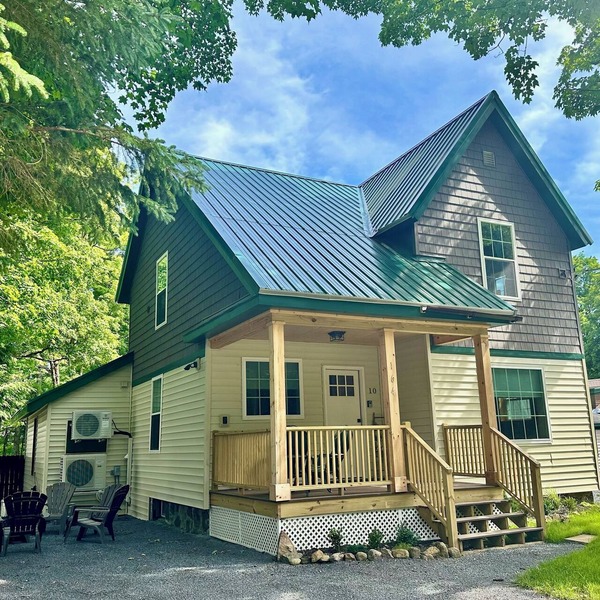 Modern ADK-style 3-bedroom house in Old Forge with AC, WiFi, Pool! Walk to town!