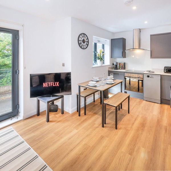 Modern and charming 2-bedroom apartment located in the heart of Shirley, just minutes from Southampton City Centre. Surrounded by top restaurants, cafés, bars, and local attractions. Ideal for weekend breaks, business trips, staycations.