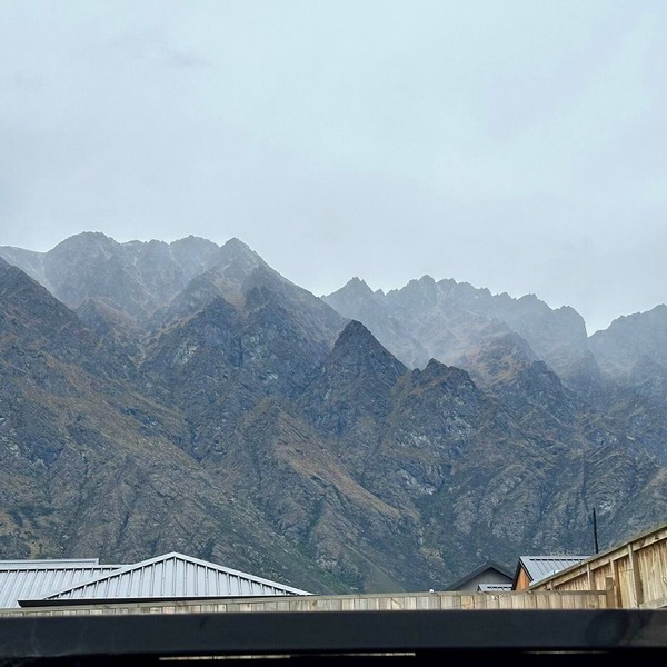 Modern and Peaceful Studio Room + Ensuite Bathroom under Mountains!