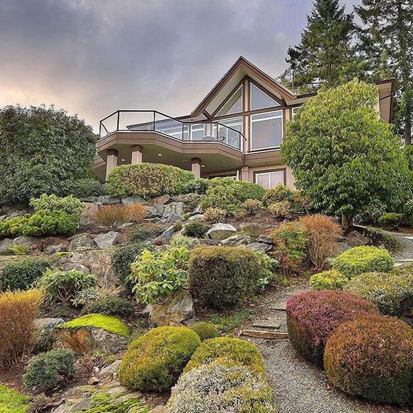 Modern and spacious hilltop suite close to all amenities.