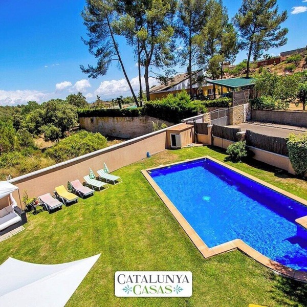 Modern and spacious w/private pool close to BCN