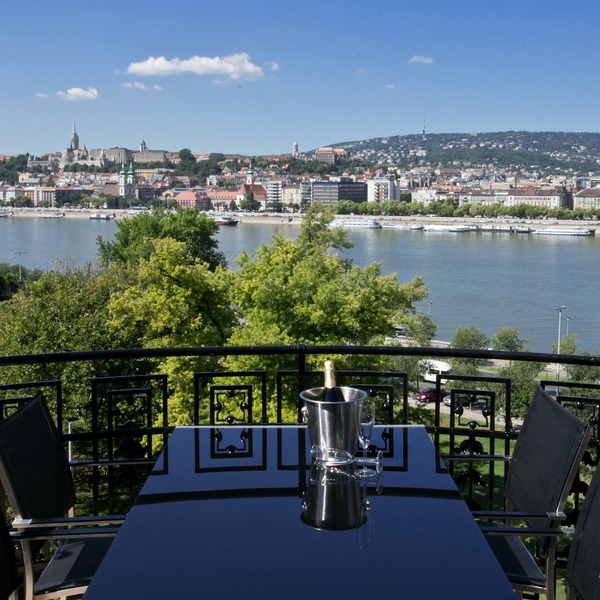 Modern apartment with a panoramic view of the Danube