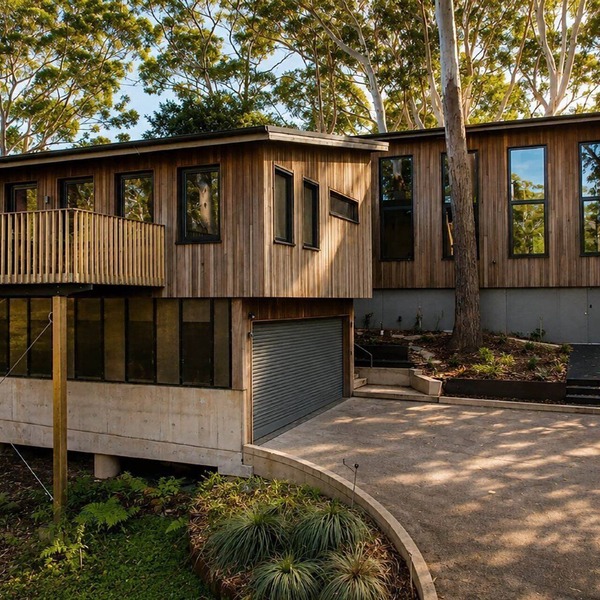 Modern architect designed home walking distance to Macmasters Beach