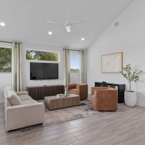 Modern Austin Townhouse with Balcony, Comfy Beds & Reserved Parking